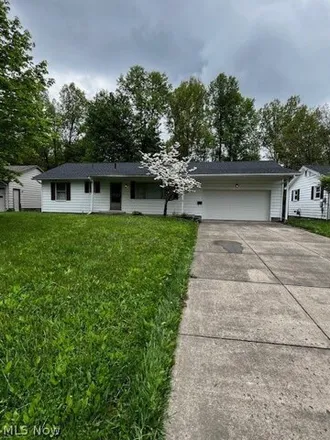 Rent this 3 bed house on 1407 Red Oak Drive in Liberty Township, OH 44420