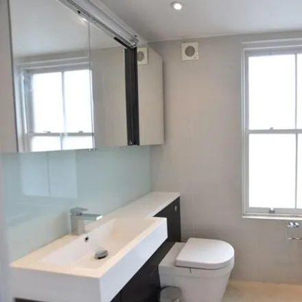 Image 5 - 92 Waterford Road, London, SW6 2HA, United Kingdom - Apartment for rent