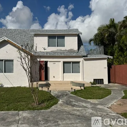 Rent this 4 bed duplex on 1129 SW 10th St