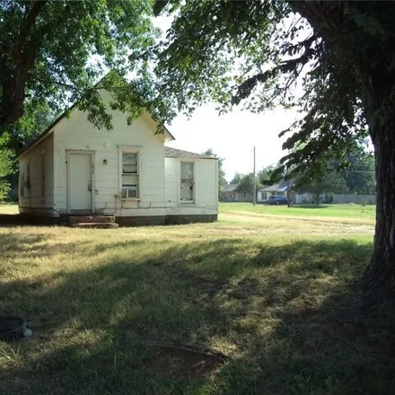 Buy this 2 bed house on 676 North 20th Street in Guthrie, OK 73044