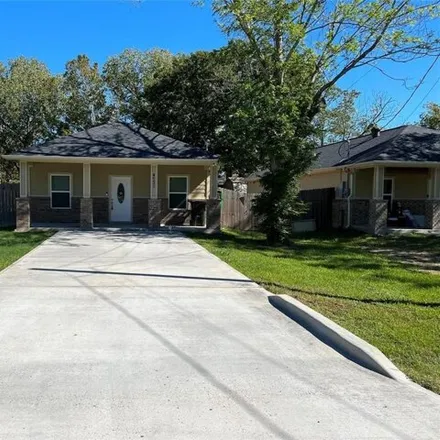 Rent this 3 bed house on 985 Avenue E in Texas City, TX 77518