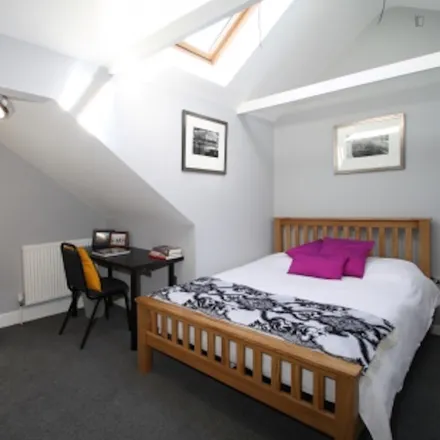 Rent this 6 bed room on bagOnails in 60 Lenton Boulevard, Nottingham