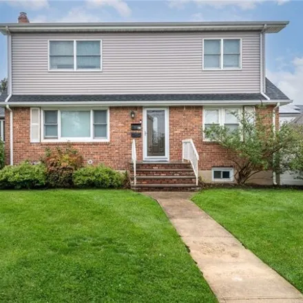 Rent this 3 bed house on 63 Lenox Avenue in Village of Westbury, North Hempstead
