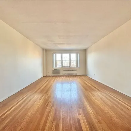 Image 4 - 92-30 56th Avenue, New York, NY 11373, USA - Apartment for sale