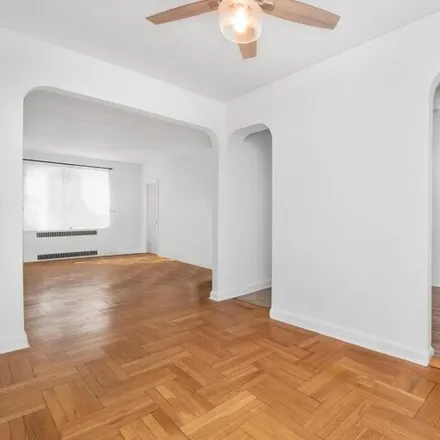 Image 4 - 3015 Riverdale Avenue, New York, NY 10463, USA - Apartment for sale