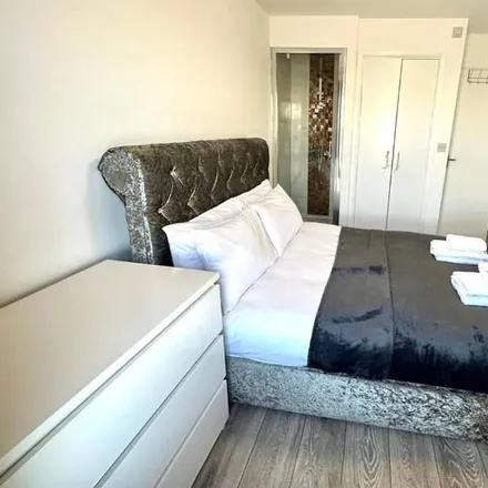 Rent this 3 bed apartment on London in E14 9NS, United Kingdom