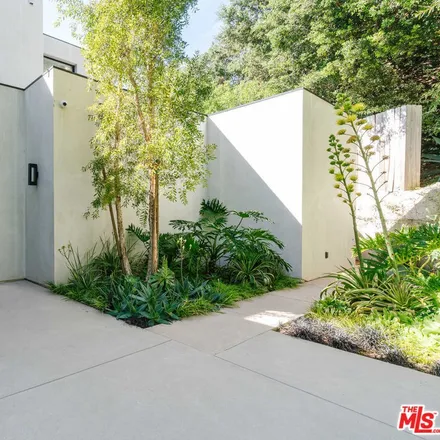 Image 3 - 1723 Rising Glen Road, Los Angeles, CA 90069, USA - House for sale