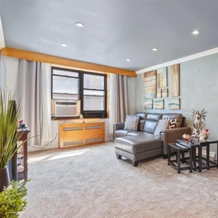 Image 4 - 32-22 92nd Street, New York, NY 11369, USA - Apartment for sale