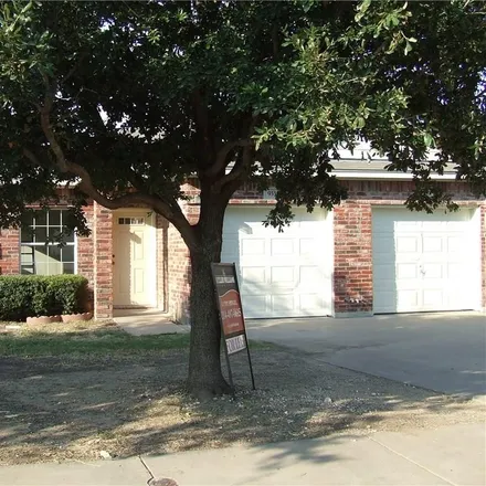 Rent this 3 bed duplex on 910 Jenni Drive in Midlothian, TX 76065
