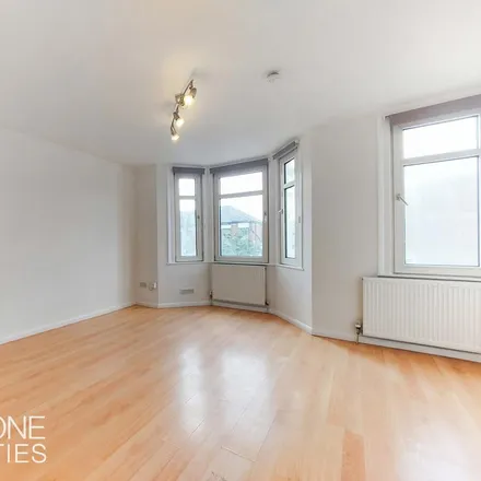 Rent this studio apartment on Earlsfield Road in London, SW18 4EL