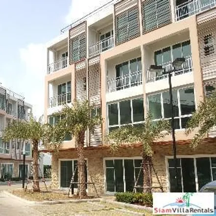 Rent this 4 bed townhouse on Water Environment Control Plant Way in Pak Khlong Chong Nonsi, Yan Nawa District