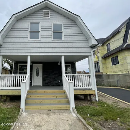 Rent this 3 bed house on 149 Center Avenue in Keansburg, NJ 07734