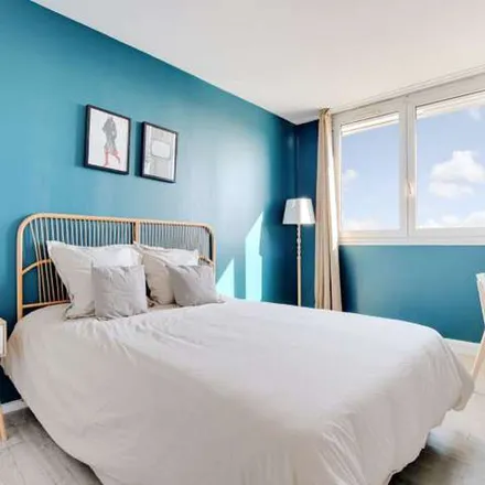 Rent this 5 bed apartment on 3 Rue du Capitaine Morinet in 94270 Le Kremlin-Bicêtre, France