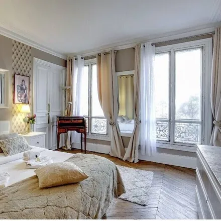 Rent this 3 bed apartment on 75004 Paris