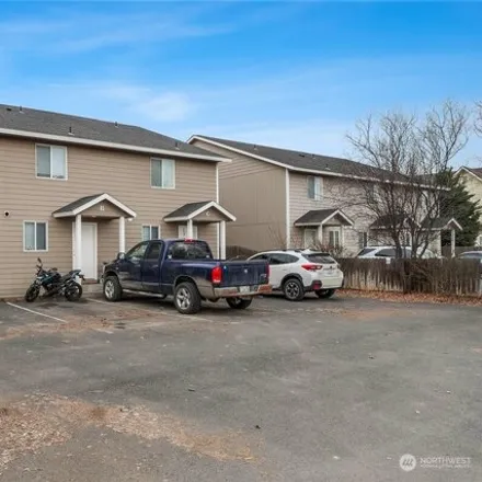 Buy this studio house on 1737 West Fern Drive in Moses Lake, WA 98837