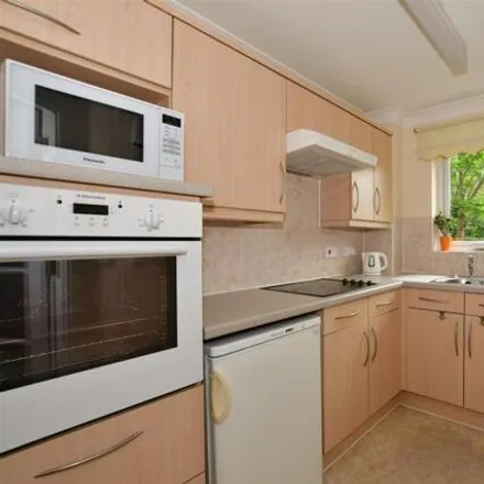 Image 5 - Lower Mead, Redhill, RH1 2FG, United Kingdom - Apartment for sale