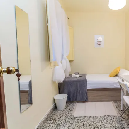 Rent this 4 bed room on Pasaje Sondalezas in 5, 29010 Málaga