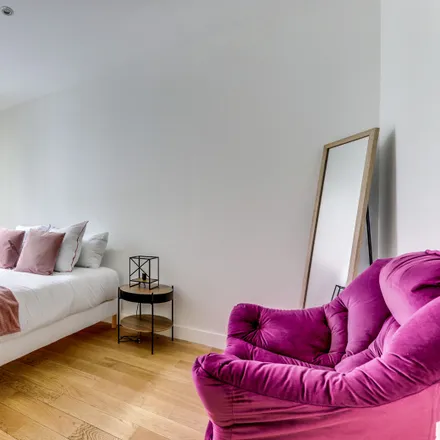 Rent this 4 bed apartment on 33 Rue Washington in 75008 Paris, France
