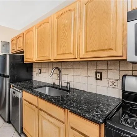 Image 5 - 530 East 235th Street, New York, NY 10470, USA - Apartment for sale