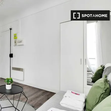 Image 7 - 5 Rue Capron, 75018 Paris, France - Apartment for rent