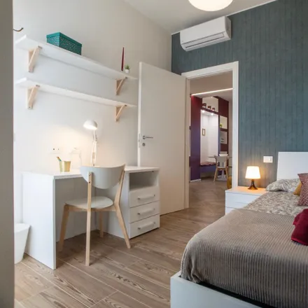 Rent this 2 bed room on Via Giacomo Antonini in 60, 20141 Milan MI
