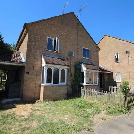 Rent this 2 bed townhouse on The Lawns in Hemel Hempstead, HP1 2TD
