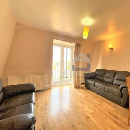 Rent this 4 bed apartment on St Andrew's Catholic Primary School in Polworth Road, London