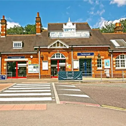 Image 9 - Holywell Close, Farnborough, GU14 8TU, United Kingdom - Townhouse for sale
