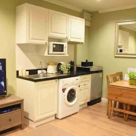 Image 4 - ศรโสภา, 62, Soi Kasem San 2, Pathum Wan District, 10330, Thailand - Apartment for rent