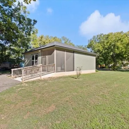 Image 3 - 100 Martin Luther King Drive, Smithville, TX 78957, USA - House for sale