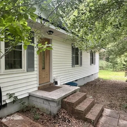Buy this 3 bed house on 175 Fairway Dr in Cochran, Georgia