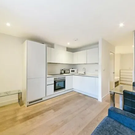 Image 3 - Towpath House, Clyde Square, London, E14 7TB, United Kingdom - Loft for rent