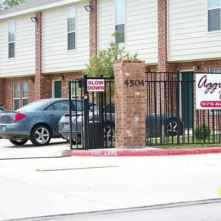 Image 2 - 4504 College Main Street, Bryan, TX 77801, USA - Townhouse for rent