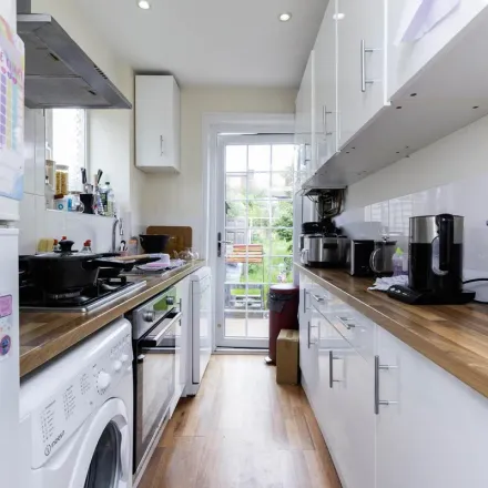 Rent this 3 bed duplex on The Vale in London, NW11 8SR