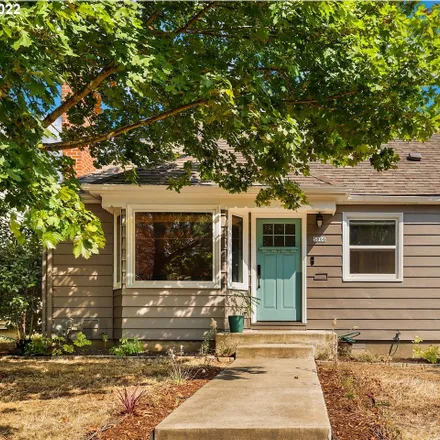 Buy this 3 bed house on 5006 North Commercial Avenue in Portland, OR 97217