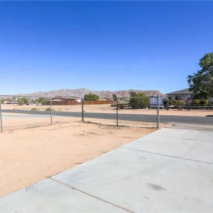 Image 3 - 13536 Pauhaska Road, Apple Valley, CA 92308, USA - House for sale