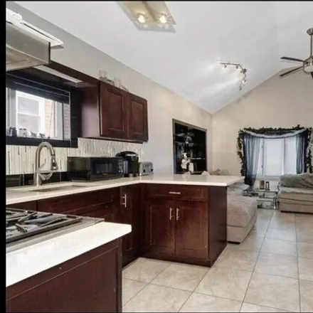 Image 3 - 1523 Bayview Avenue, New York, NY 10465, USA - House for sale