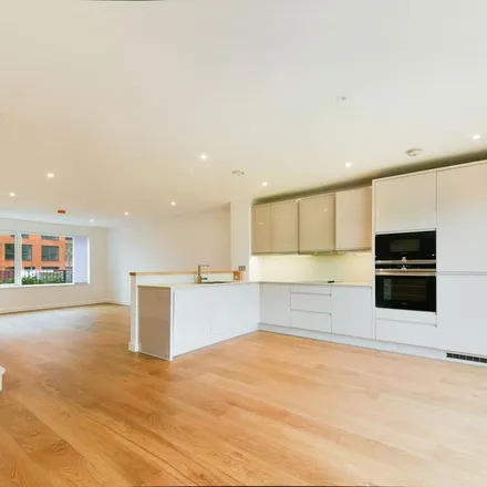 Rent this 3 bed townhouse on Newington House in 10 Lismore Boulevard, London