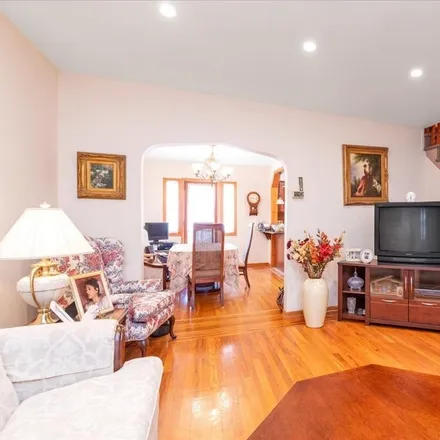 Image 3 - 61-32 77th Place, New York, NY 11379, USA - House for sale