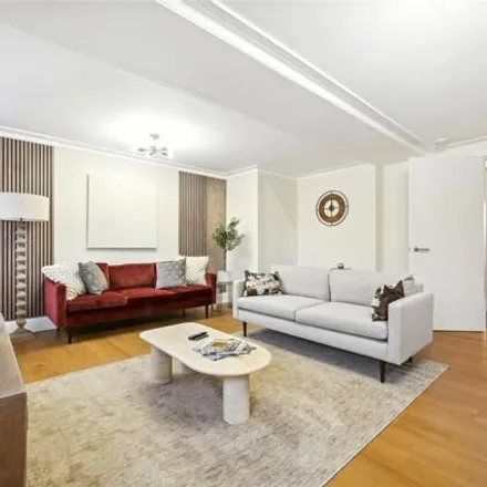 Rent this 3 bed room on 19 Onslow Square in London, SW7 3NN