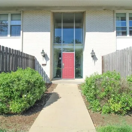 Buy this 2 bed condo on Briarbend Drive in Saint Louis County, MO