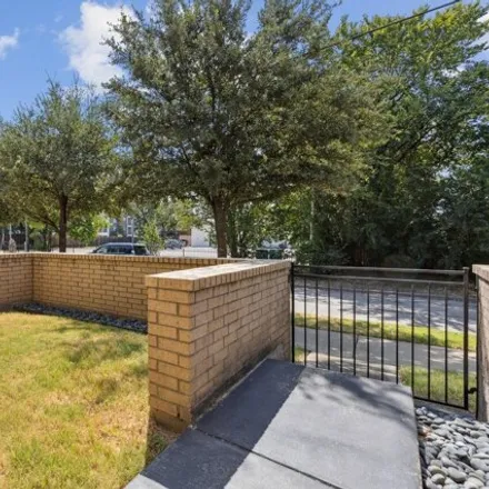 Image 3 - 3035 Flora Street, Dallas, TX 75204, USA - House for sale