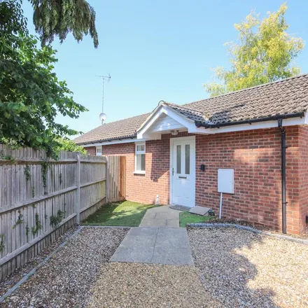 Rent this 2 bed house on 218 London Road in Wokingham, RG40 1SN