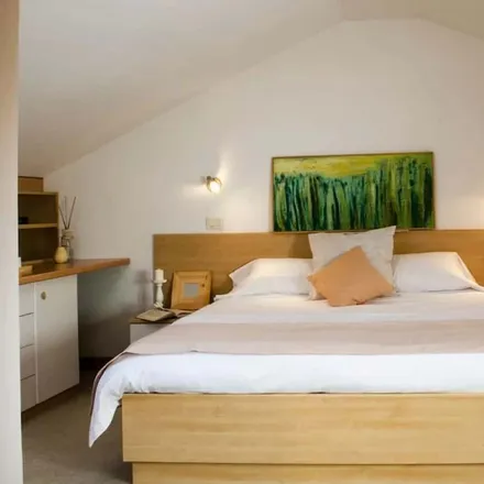 Rent this 2 bed apartment on Argenti d'Arte Turconi in Via Unione, 4