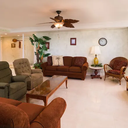 Rent this 2 bed condo on Honolulu