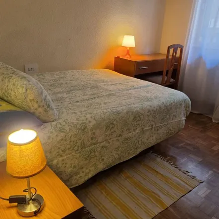 Rent this 4 bed apartment on Avenida de Portugal in 117, 121