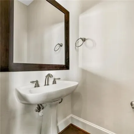 Image 4 - 9446 Kings Crossing Station, Houston, TX 77045, USA - House for sale