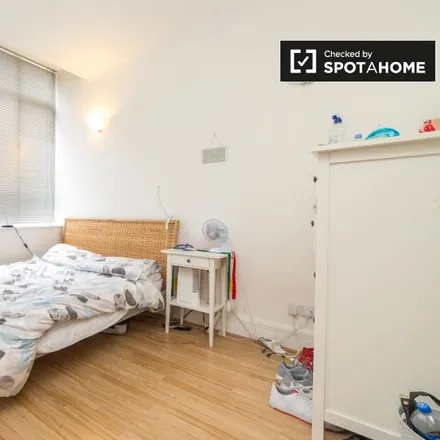 Rent this 4 bed room on 7 Spa Road in London, SE16 3GA