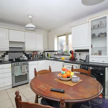 Image 5 - Rennison Close, Cheshunt, EN7 6TZ, United Kingdom - Duplex for sale