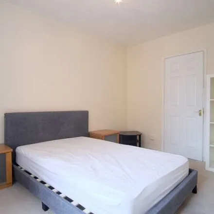 Image 5 - 125-151 Frensham Drive, London, SW15 3ED, United Kingdom - Apartment for rent
